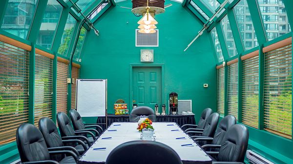 Rosedale on Robson Suite Hotel