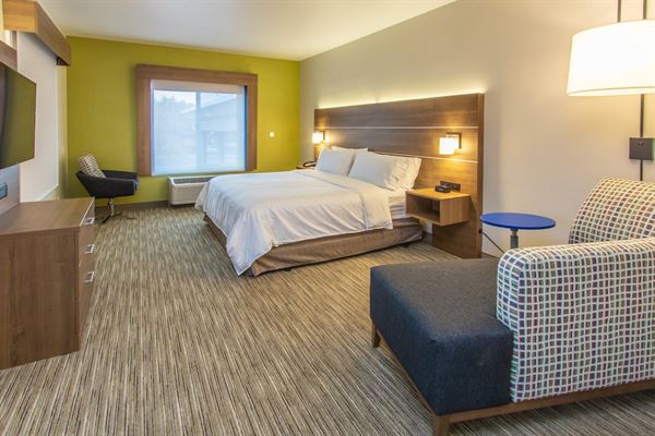 Holiday Inn Express & Suites Roseville Galleria Area