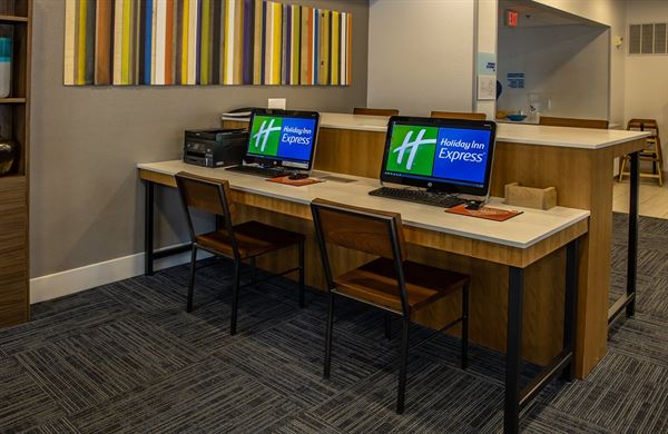 Holiday Inn Express & Suites Roseville Galleria Area
