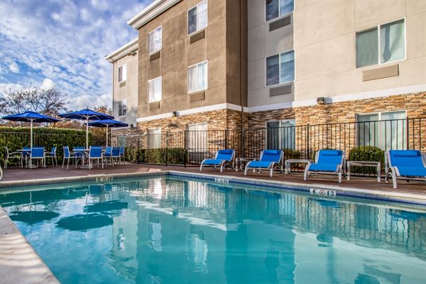 Holiday Inn Express & Suites Roseville Galleria Area