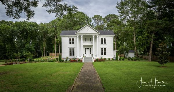 The Simmons House Historic Venue & Inn