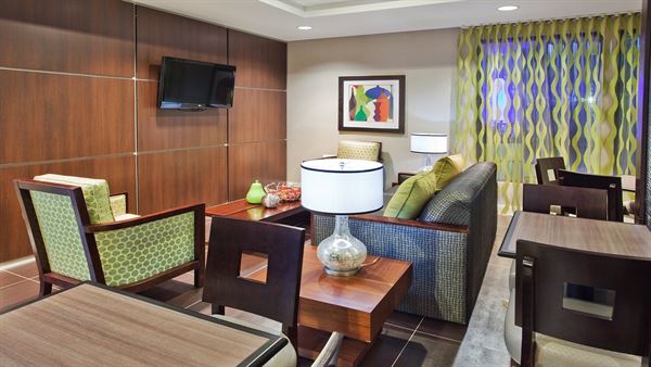 Holiday Inn Express Atlanta West - Theme Park Area