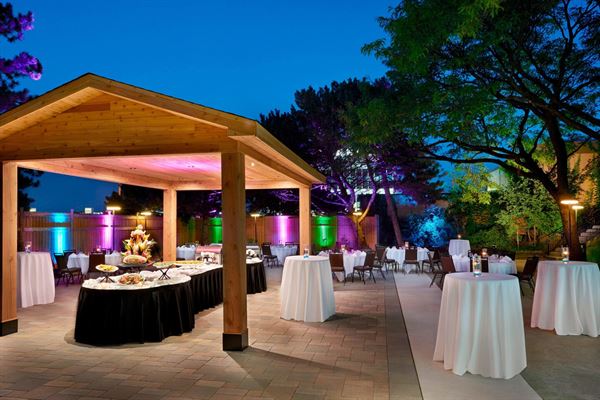 Four Points by Sheraton & Element by Westin Toronto Airport