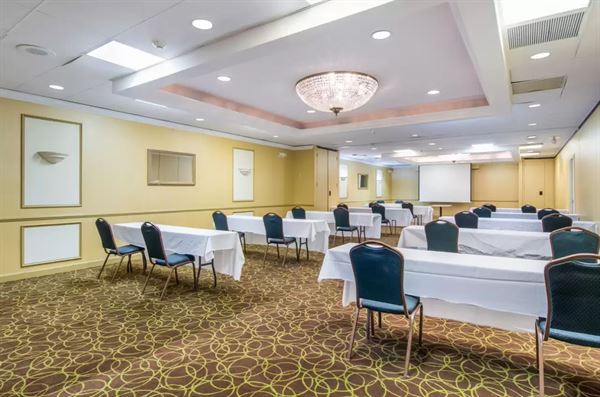 Custom Catering and Banquets at Comfort Inn, RIDC Park