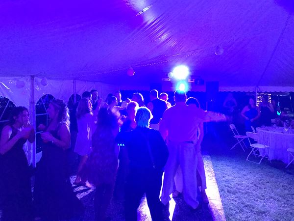 MR. MUSiC DJ & PHOTOBOOTH SERViCE