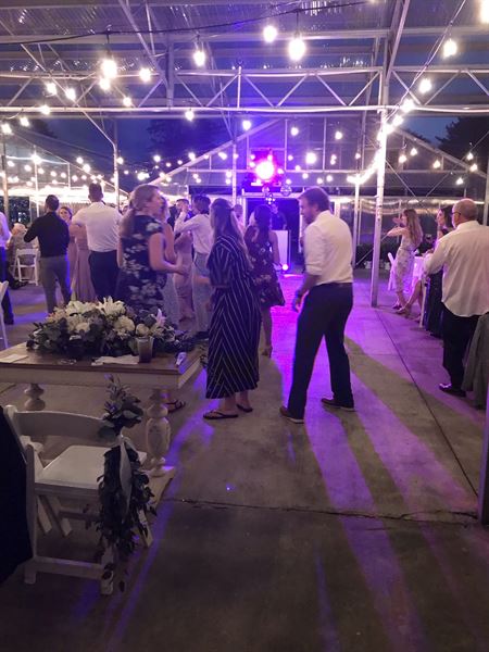 MR. MUSiC DJ & PHOTOBOOTH SERViCE