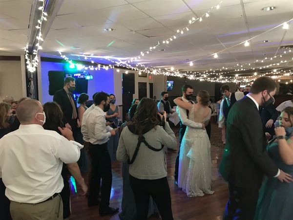 MR. MUSiC DJ & PHOTOBOOTH SERViCE