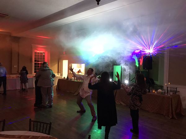 MR. MUSiC DJ & PHOTOBOOTH SERViCE