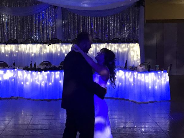 MR. MUSiC DJ & PHOTOBOOTH SERViCE