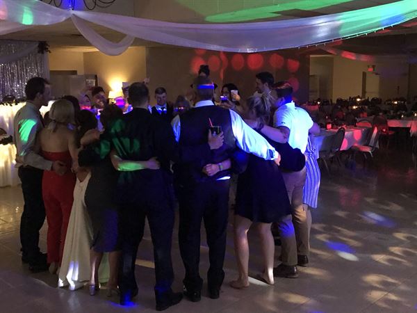 MR. MUSiC DJ & PHOTOBOOTH SERViCE