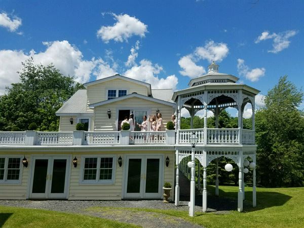 Kemfort's Cottage and Cora's Bed & Breakfast