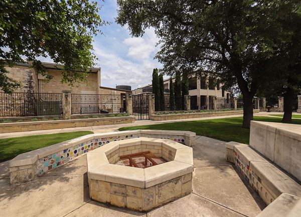 Uptown Blanco Courtyard & Ballroom