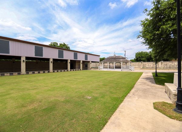Uptown Blanco Courtyard & Ballroom