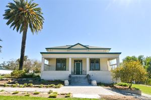 Grogan House & Cottages