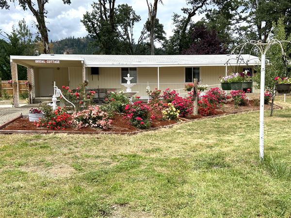 Veils and Roses Venue