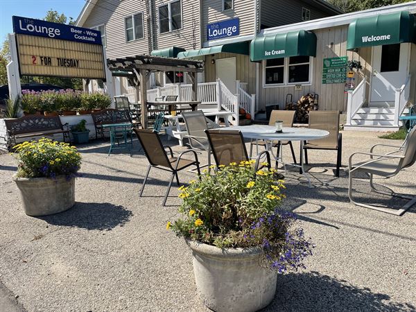 The Delavan Lake Store & Lounge