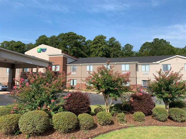 Holiday Inn Express & Suites Camden