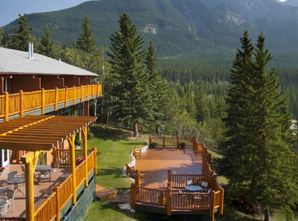 Overlander Mountain Lodge