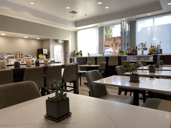 The Golden Finch at Residence Inn by Marriott Sacramento Airport Natomas