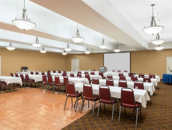 Days Inn & Suites Clovis