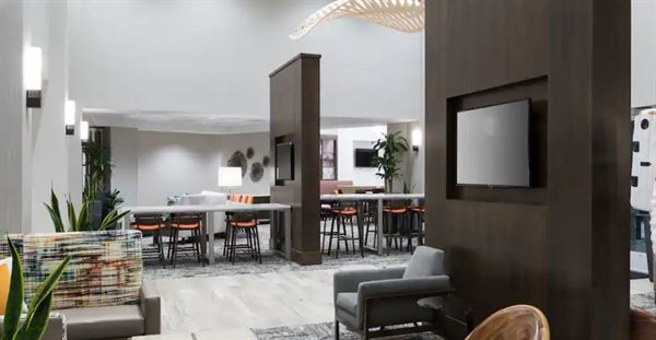 Hampton Inn & Suites / Home2 Suites