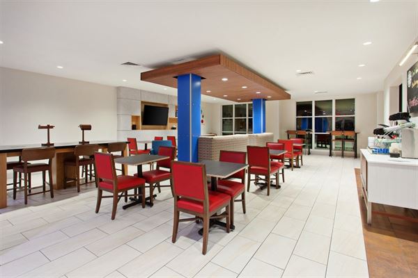 Holiday Inn Express & Suites Corona