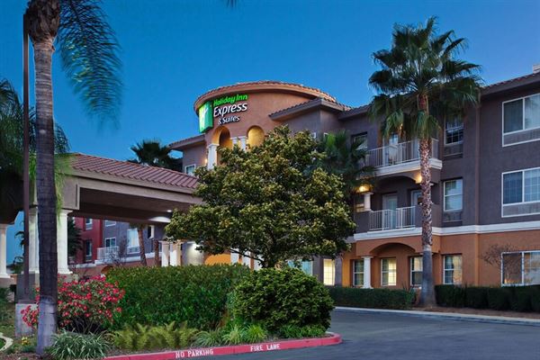 Holiday Inn Express & Suites Corona