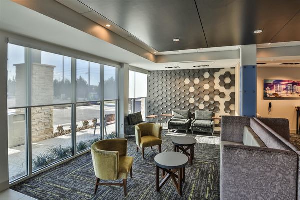 Holiday Inn Express & Suites Nashville Metrocenter Downtown