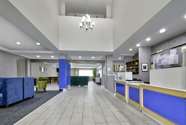 Holiday Inn Express & Suites Kansas City Grandview