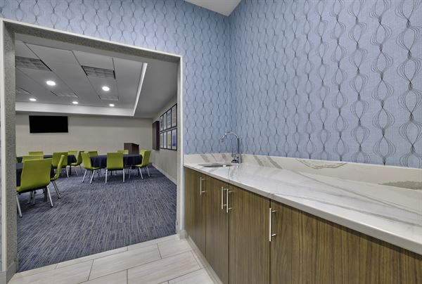 Holiday Inn Express & Suites Kansas City Grandview