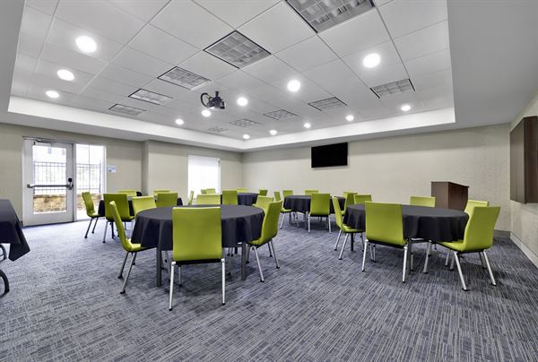 Holiday Inn Express & Suites Kansas City Grandview