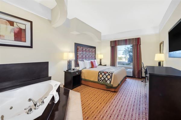 Super 8 by Wyndham - Hidalgo