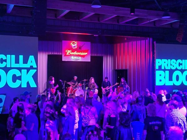 DawgHouse Saloon & Sports Book