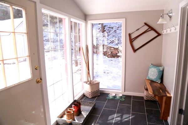 Squirrel Creek Guesthouse and Barn