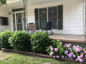 Groom's House, Gloria's on Exchange