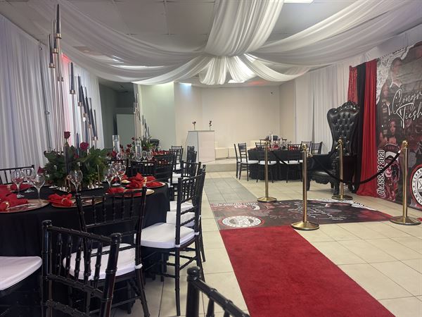 Karolina Throne King