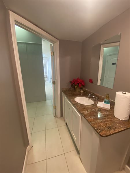 Karolina Throne King