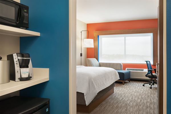 Holiday Inn Express & Suites Beaver Dam