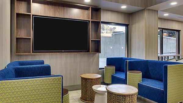 Holiday Inn Express & Suites Atlanta N-Perimeter Mall Area