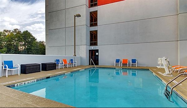 Holiday Inn Express & Suites Atlanta N-Perimeter Mall Area
