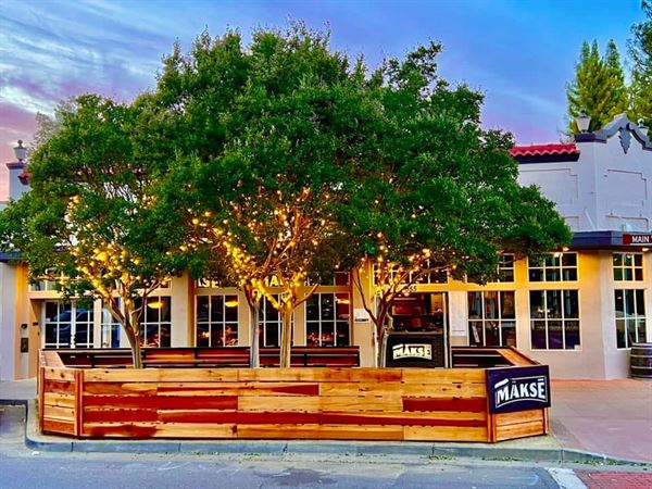 Mäkse  Restaurant and Speakeasy