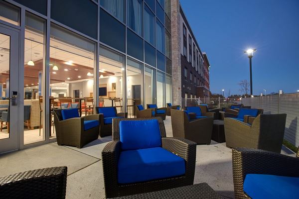 Holiday Inn Express & Suites Milwaukee - Brookfield