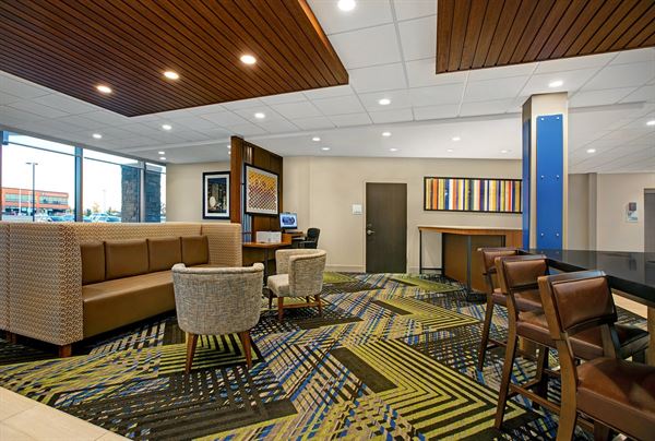 Holiday Inn Express & Suites Milwaukee - Brookfield