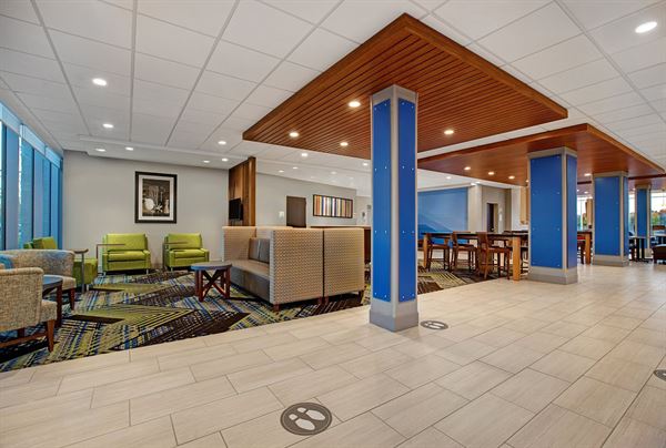 Holiday Inn Express & Suites Milwaukee - Brookfield