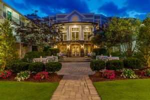 The English Garden Courtyard