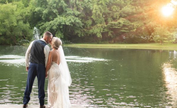 Thurman Landing: Claudia's - Guest Homes - and Event Barn