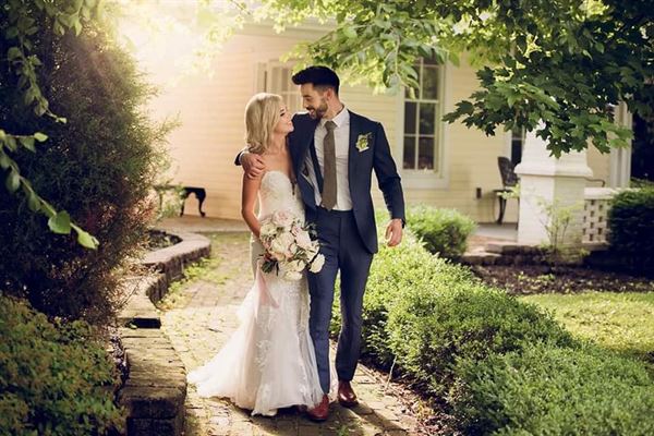 Thurman Landing: Claudia's - Guest Homes - and Event Barn