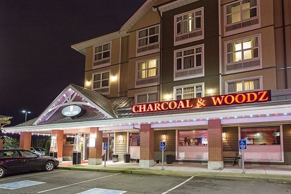 Charcoal & Woodz at Holiday Inn & Suites Cloverdale Surrey
