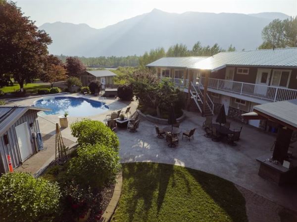 Similkameen Wild Resort & Vineyard
