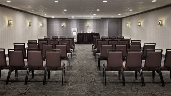 Hilton Toronto Airport Hotel & Suites